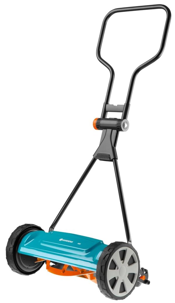 Gardena Classic Cylinder Mower 400: Manual lawn mower with a 40 cm working width for lawns up to 200 m², blade roller made steel, contactless cutting technology, quiet and precise